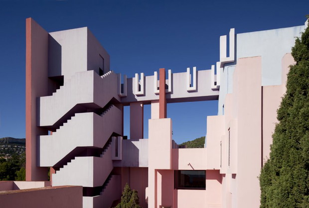 La Muralla Roja przypomina niekiedy labirynt, proj. Ricardo Bofill