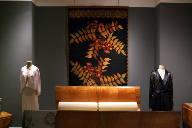 Meble i tkaniny art déco ze zbiorów Muzeum Mazowieckiego w Płocku
