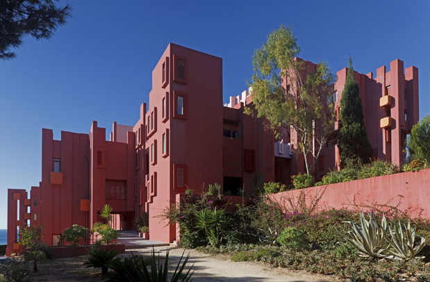 Niezwykły blok w czerwonym kolorze, Hiszpania, proj. Ricardo Bofill