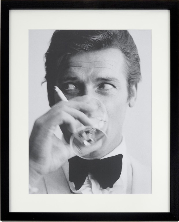 Oprawiony druk cyfrowy James Bond Drinking, 30 x 40 cm, 269,90 zł, WestwingNow
