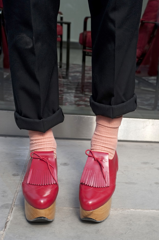 Street fashion: jak nosić czerwień?