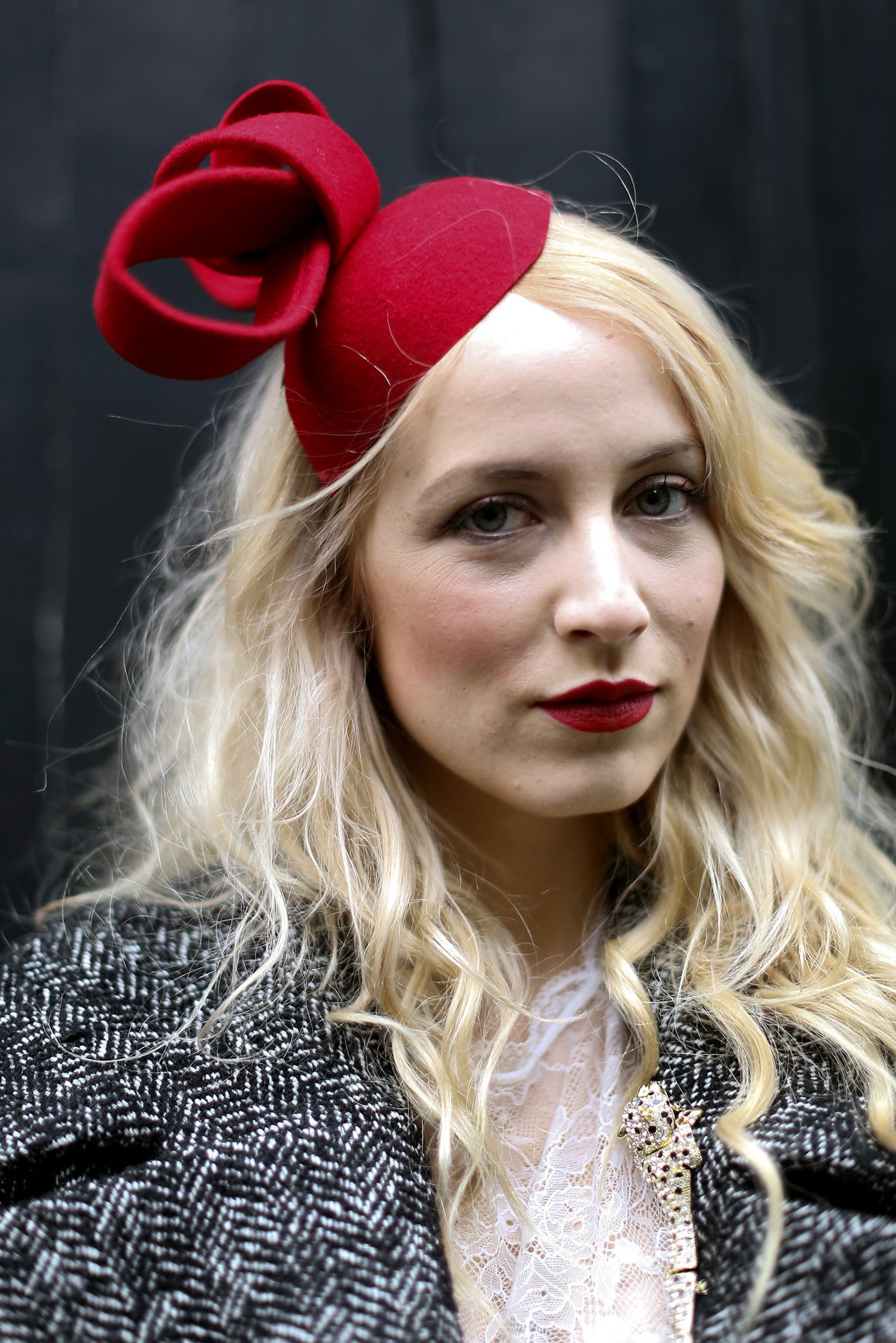 Street fashion: kapelusze, czapki, berety