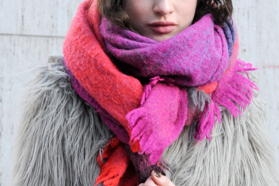 Street fashion: modelki noszą futro