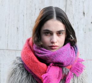 Street fashion: modelki noszą futro