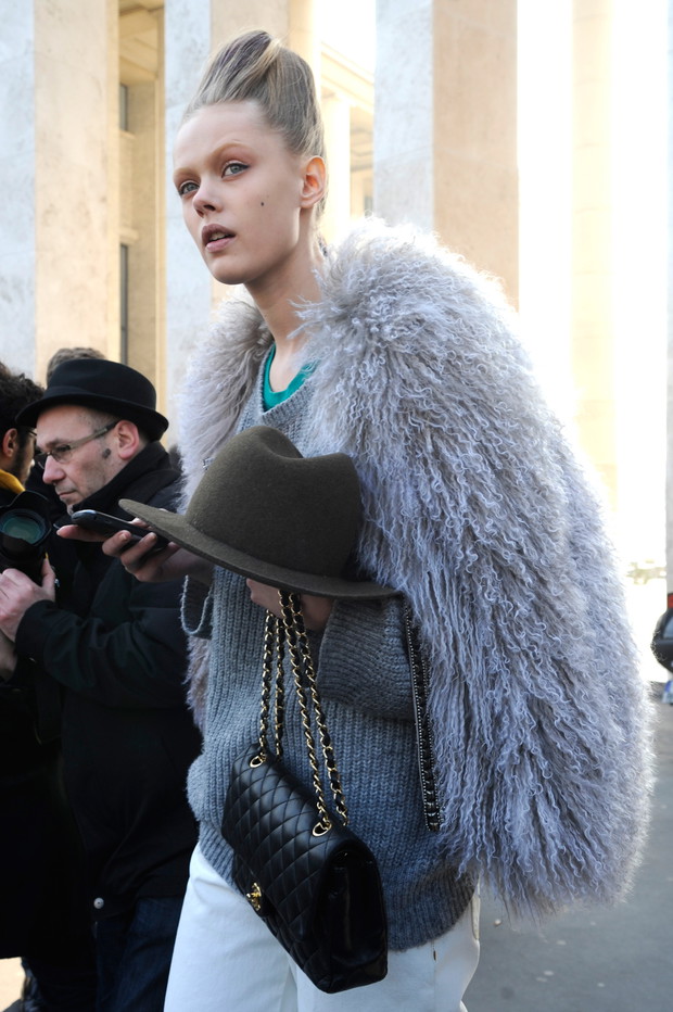 Street fashion: modelki noszą futro