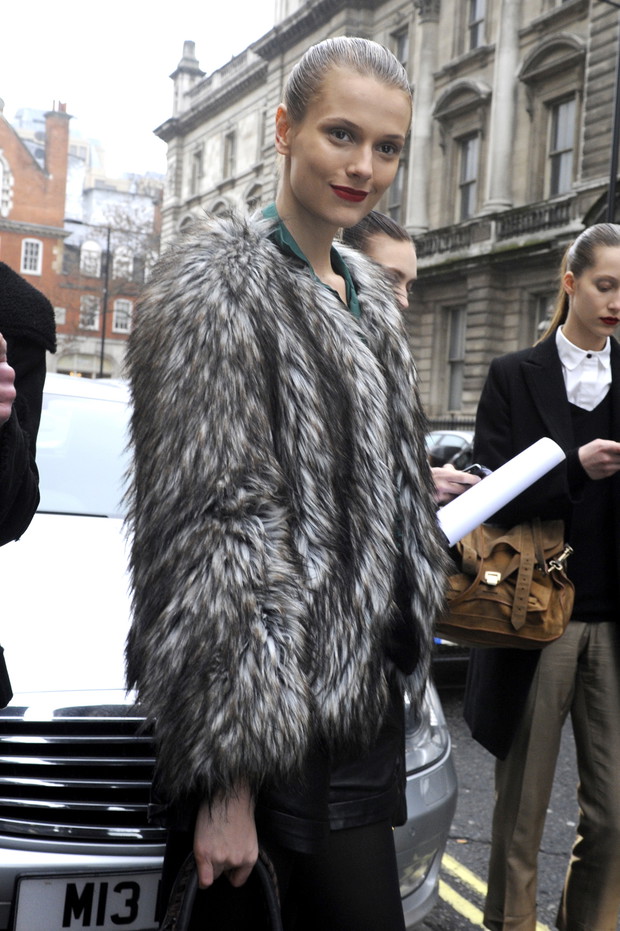 Street fashion: modelki noszą futro