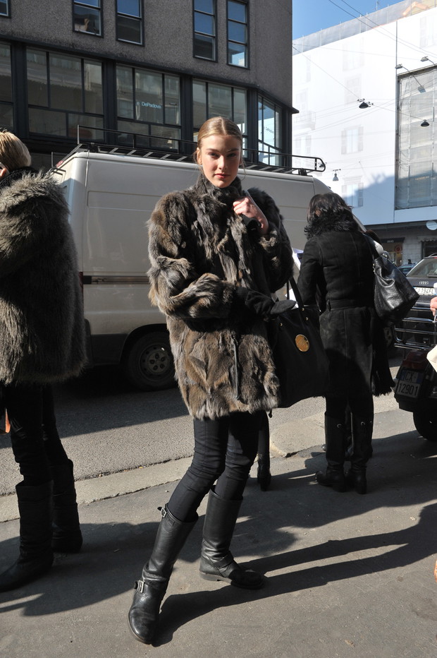 Street fashion: modelki noszą futro