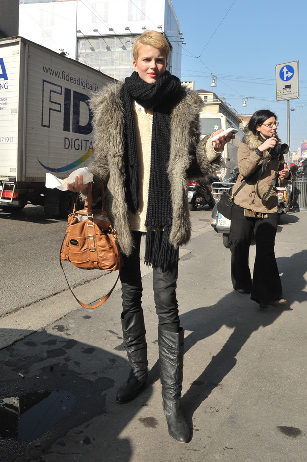 Street fashion: modelki noszą futro