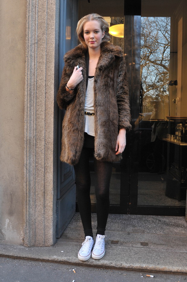 Street fashion: modelki noszą futro