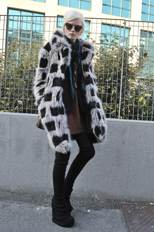 Street fashion: modelki noszą futro