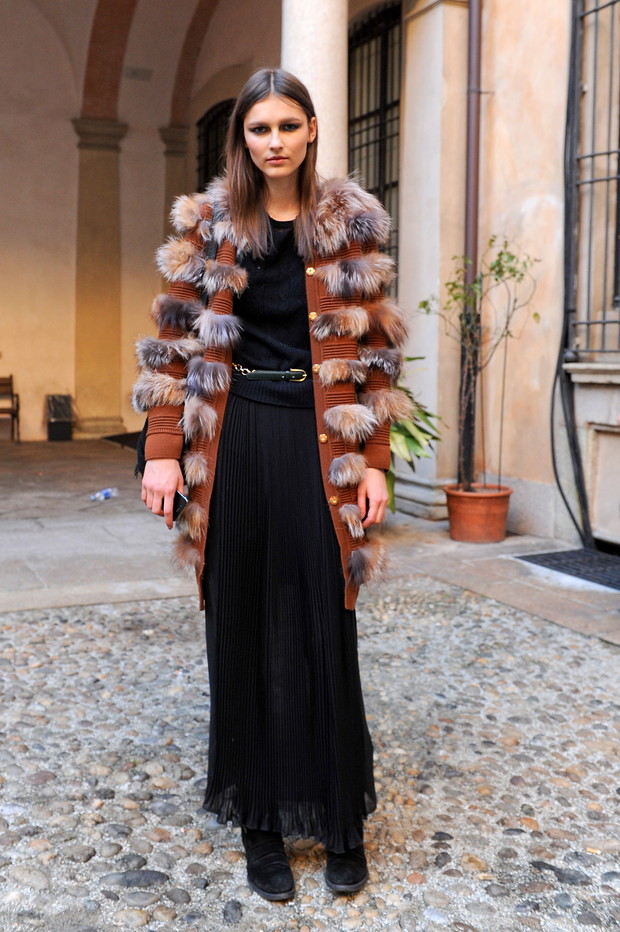 Street fashion: modelki noszą futro