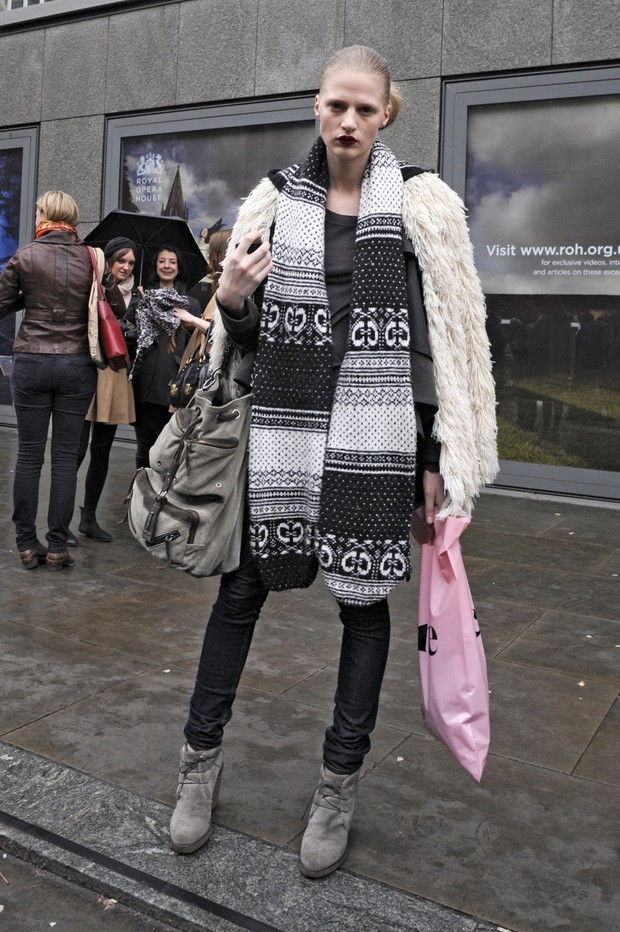Street fashion: modelki noszą futro