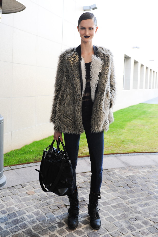 Street fashion: modelki noszą futro
