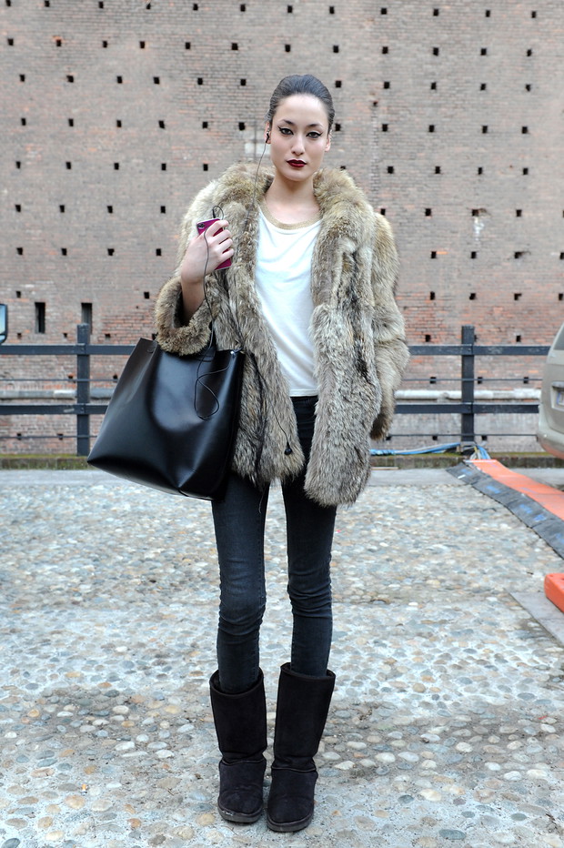 Street fashion: modelki noszą futro