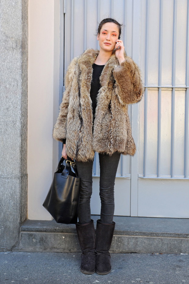 Street fashion: modelki noszą futro