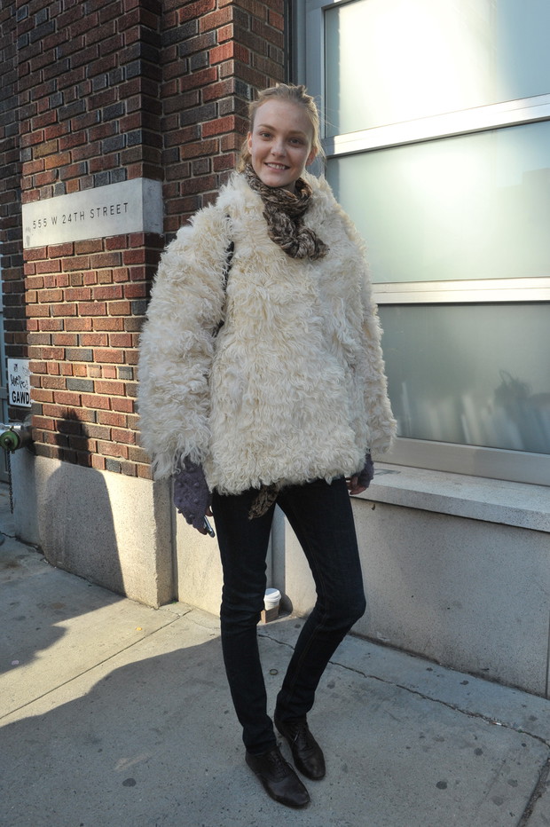 Street fashion: modelki noszą futro
