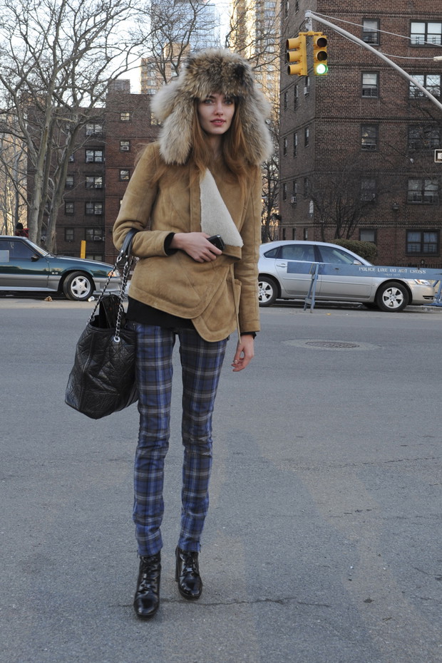 Street fashion: modelki noszą futro