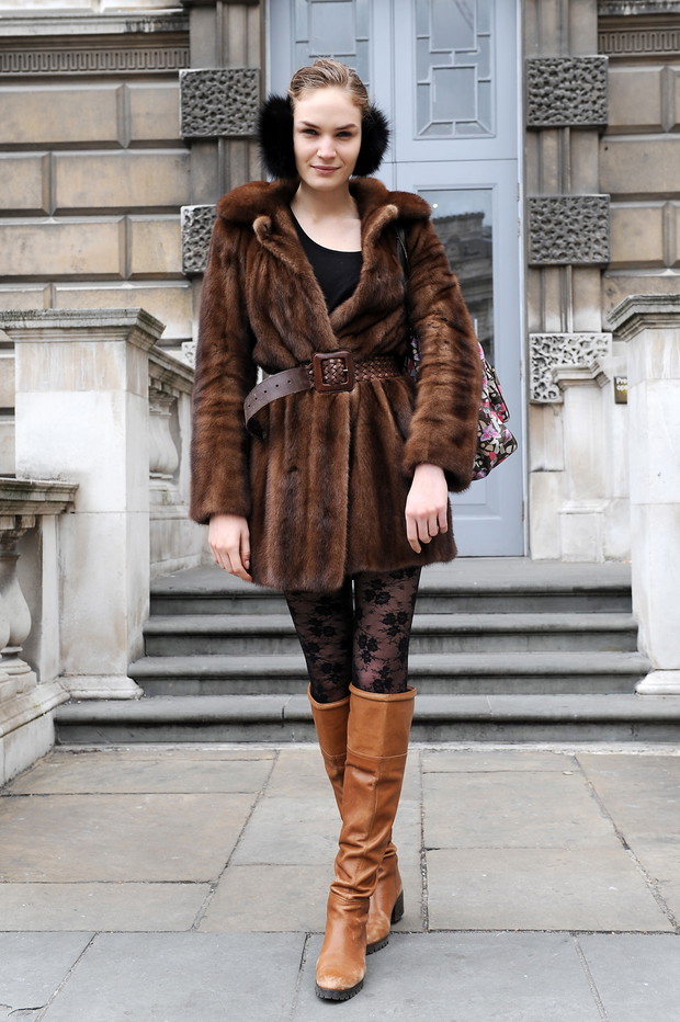 Street fashion: modelki noszą futro