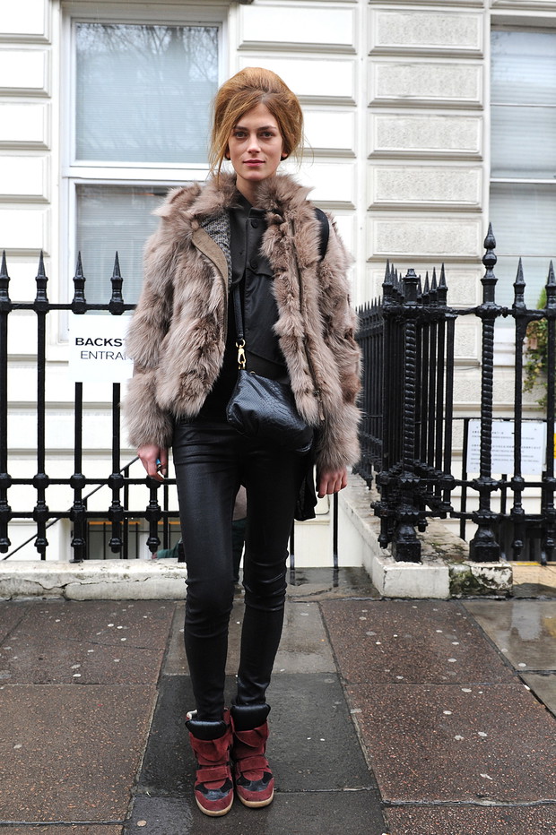 Street fashion: modelki noszą futro