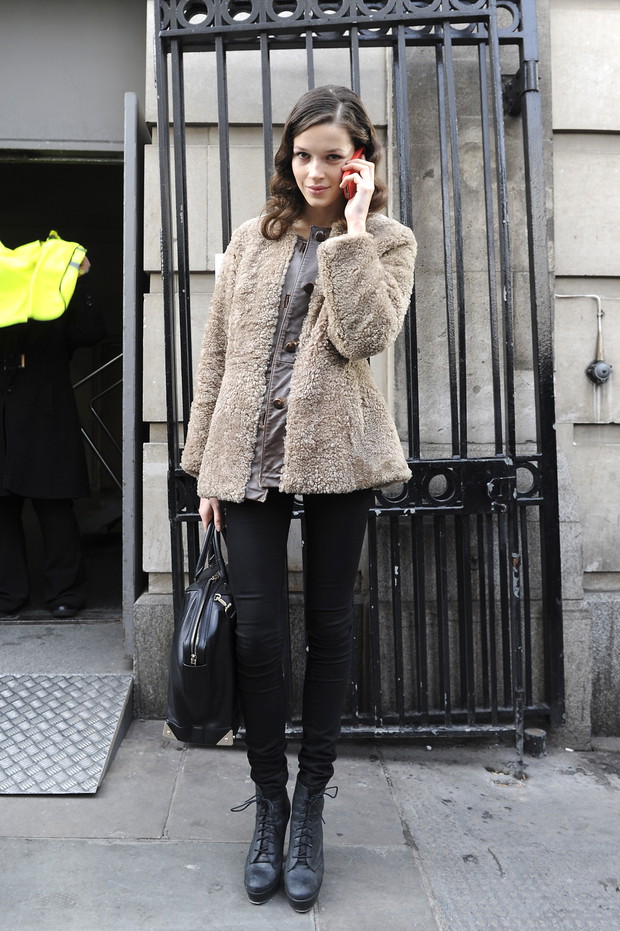 Street fashion: modelki noszą futro