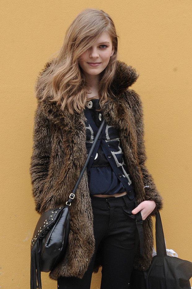 Street fashion: modelki noszą futro