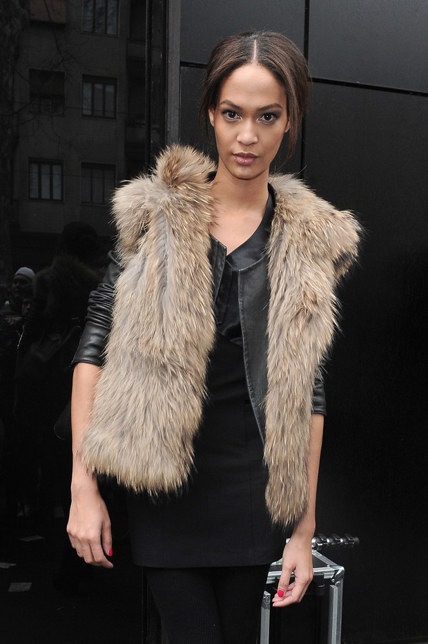 Street fashion: modelki noszą futro
