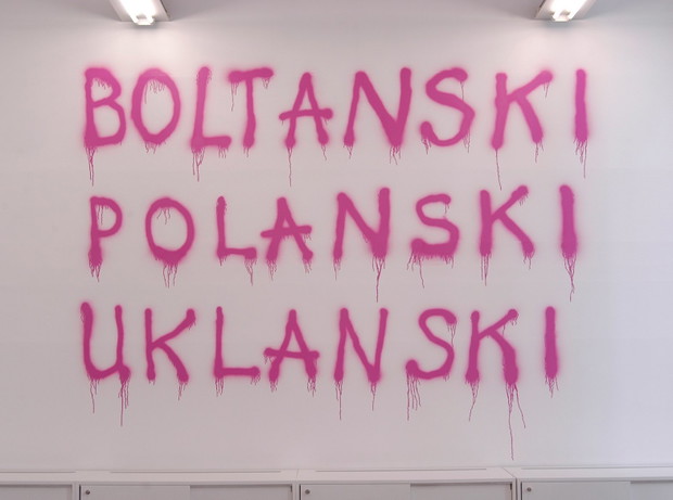 Bez tytułu (Boltanski, Polanski, Uklanski), 2005, widok instalacji, Galerie Emmanuel Perrotin, Paryż, dzięki uprzejmości artysty