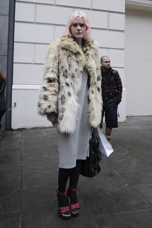 Street fashion: oryginalne płaszcze, kurtki i futerka