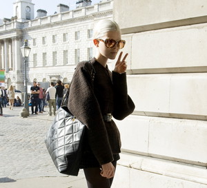 Street fashion: modelki stawiają na czerń