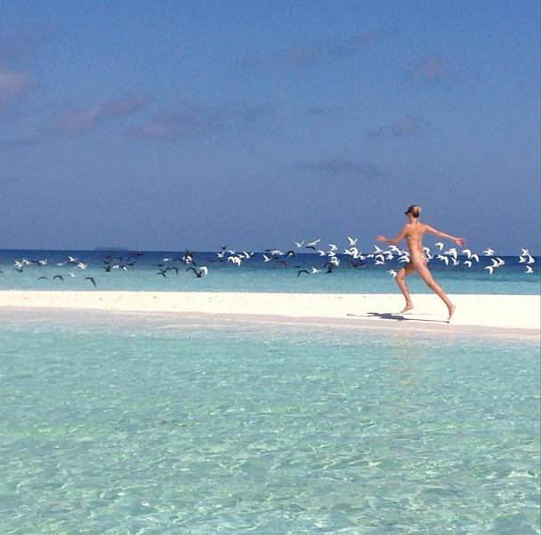 Natasha Poly: Wolność na plaży na Malediwach (fot twitter.com)