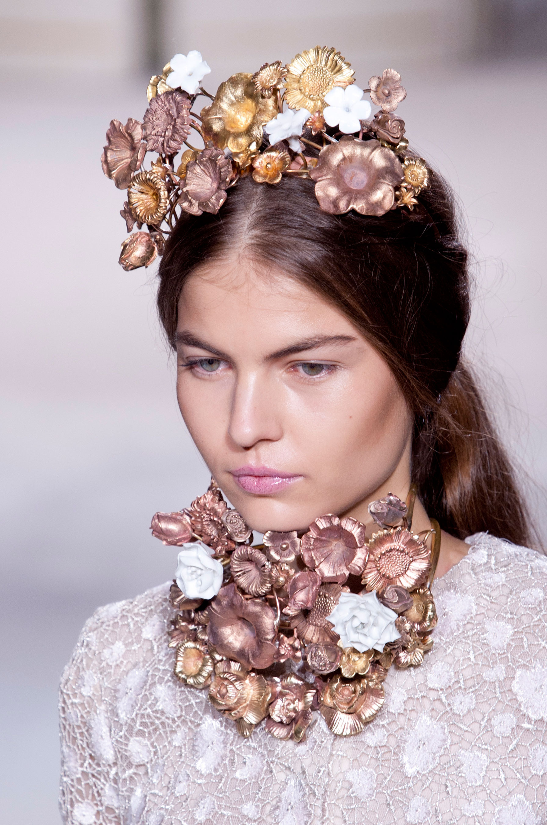 Opaska i naszyjnik Giambattista Valli haute couture wiosna-lato 2013, fot. Imaxtree