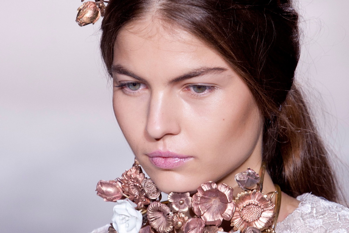 Opaska i naszyjnik Giambattista Valli haute couture wiosna-lato 2013, fot. Imaxtree