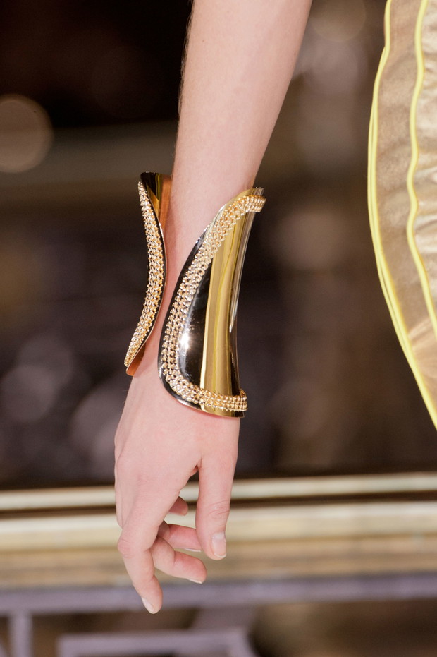 Bransoletka Versace haute couture wiosna-lato 2013, fot. Imaxtree