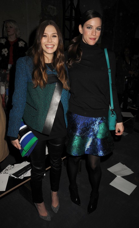 Elizabeth Olsen i Liv Tyler na pokazie Proenza Schouler jesień-zima 2013/2014 w Nowym Jorku, fot. East News
