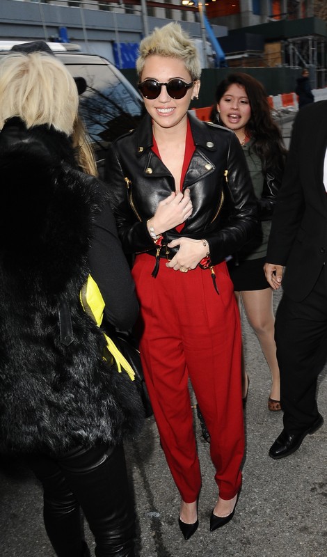 Miley Cirus idzie na pokaz Rachel Zoe jesień-zima 2013/2014 w Nowym Jorku, fot. East News