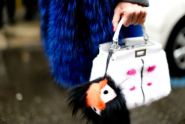 Street Fashion: Anna Dello Russo na Fashion Week Milano. Torebka Fendi, fot Imaxtree