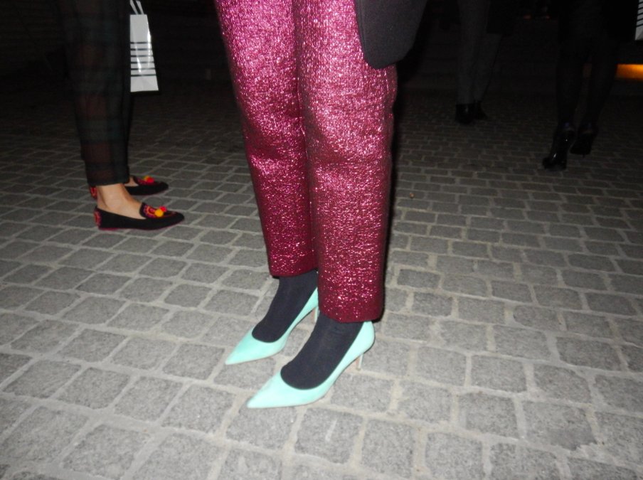 Paris Fashion Week, Detal dnia: brokatowe spodnie i białe szpilki , fot. by Nikon COOLPIX S800c