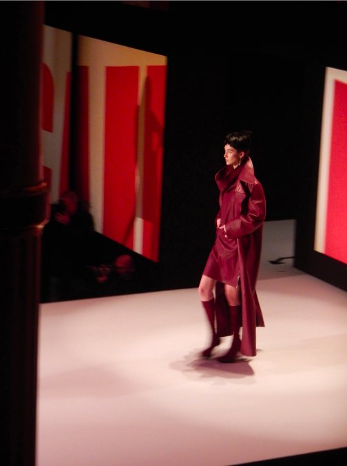 Paris Fashion Week, Długi skórzany płaszcz w kolorze czerwonego wina to nowa klasyka Jeana Paula Gaultiera, fot. by Nikon COOLPIX S800c