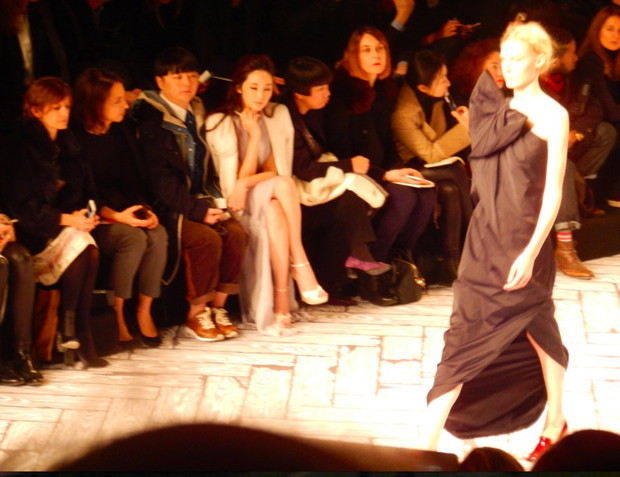 Paris Fashion Week, Duet Viktor&Rolf wciaz konsekwentnie stawia na swoj znak rozpoznawczy, czyli konstrukcyjne draperie, fot. by Nikon COOLPIX S800c