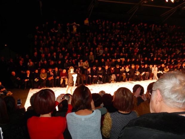 Paris Fashion Week, Goście nie zawiedli - stuprocentowa frekwencja na pokazie duetu Viktor&Rolf, fot. by Nikon COOLPIX S800c