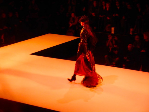 Paris Fashion Week, Jean Pau lGaultier: rocko-boho będzie z pewnością mocnym trendem przyszłej jesieni, fot. by Nikon COOLPIX S800c