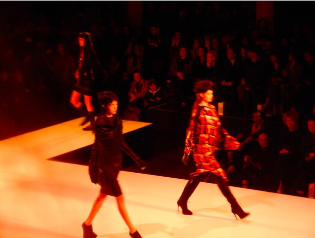 Paris Fashion Week, Jean Paul Gaultier: kolekcja w dwoch paletach barwnych: czarna i mozaikowa w odcieniach pomaranczy i czerwonego wina, fot. by Nikon COOLPIX S800c