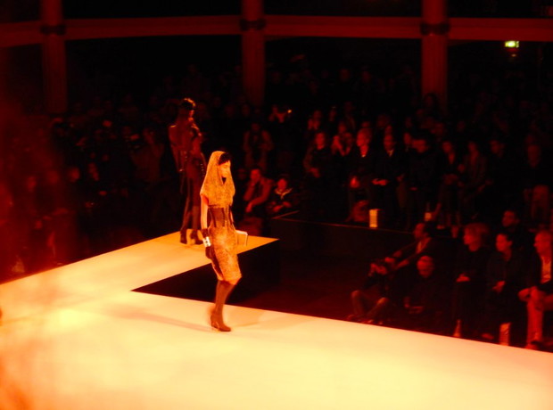 Paris Fashion Week, Jean Paul Gaultier: w kolekcji pojawiły się również ulubione przez projektanta ostatnimi czasy kaptury, fot. by Nikon COOLPIX S800c