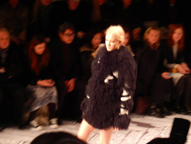 Paris Fashion Week, VIktor&Rolf: futro wśrod jednych wzbudzalo zachwyt wśród innych dezaprobatę. A Wam się podoba?, fot. by Nikon COOLPIX S800c