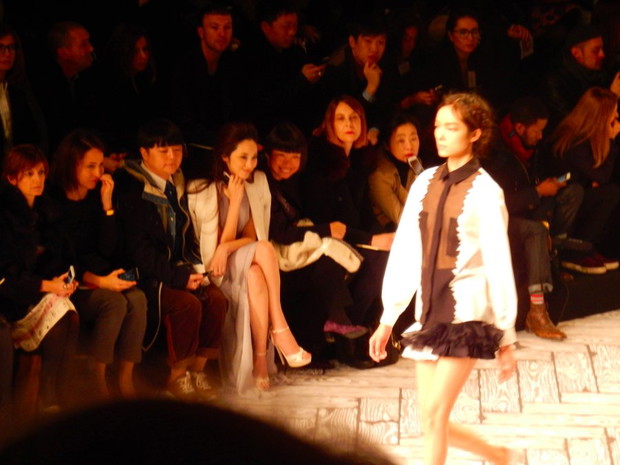 Paris Fashion Week, Viktor&Rolf w trudnych czasach stawiają na podstawowe elementy garderoby, fot. by Nikon COOLPIX S800c