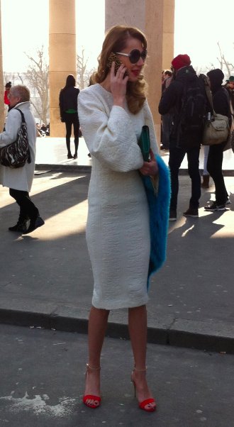 Paris Fashion Week, Biala sukienka, koralowe sanadly i turkusowy lis - świetna stylizacja, fot. by Nikon COOLPIX S800c