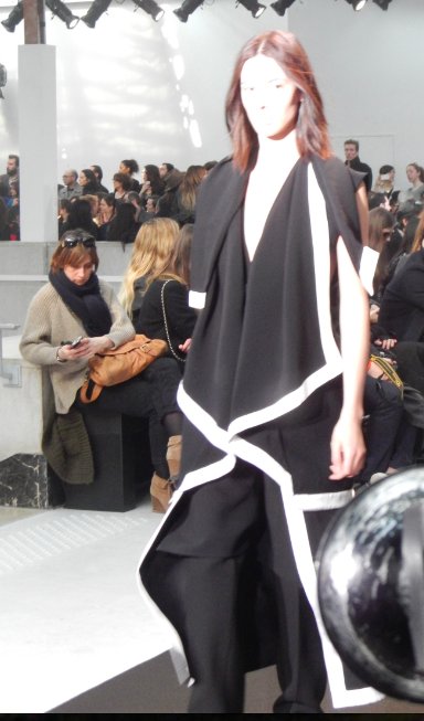 Paris Fashion Week, Costume National minimalistycznie i origami, fot. by Nikon COOLPIX S800c