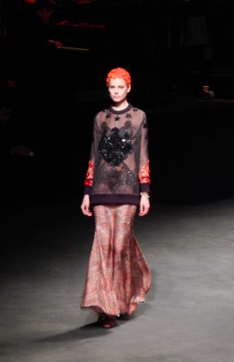 Paris Fashion Week, Givenchy romantycnie - trochę retro, trochę punk. Genialnie!, fot. by Nikon COOLPIX S800c