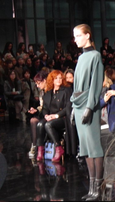Paris Fashion Week, John Galliano, a raczej Galliano basic: poprawnie, do noszenia, fot. by Nikon COOLPIX S800c