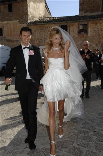 Suknia ślubna Anji Rubik na wystawie The Iconic Wedding Dress
